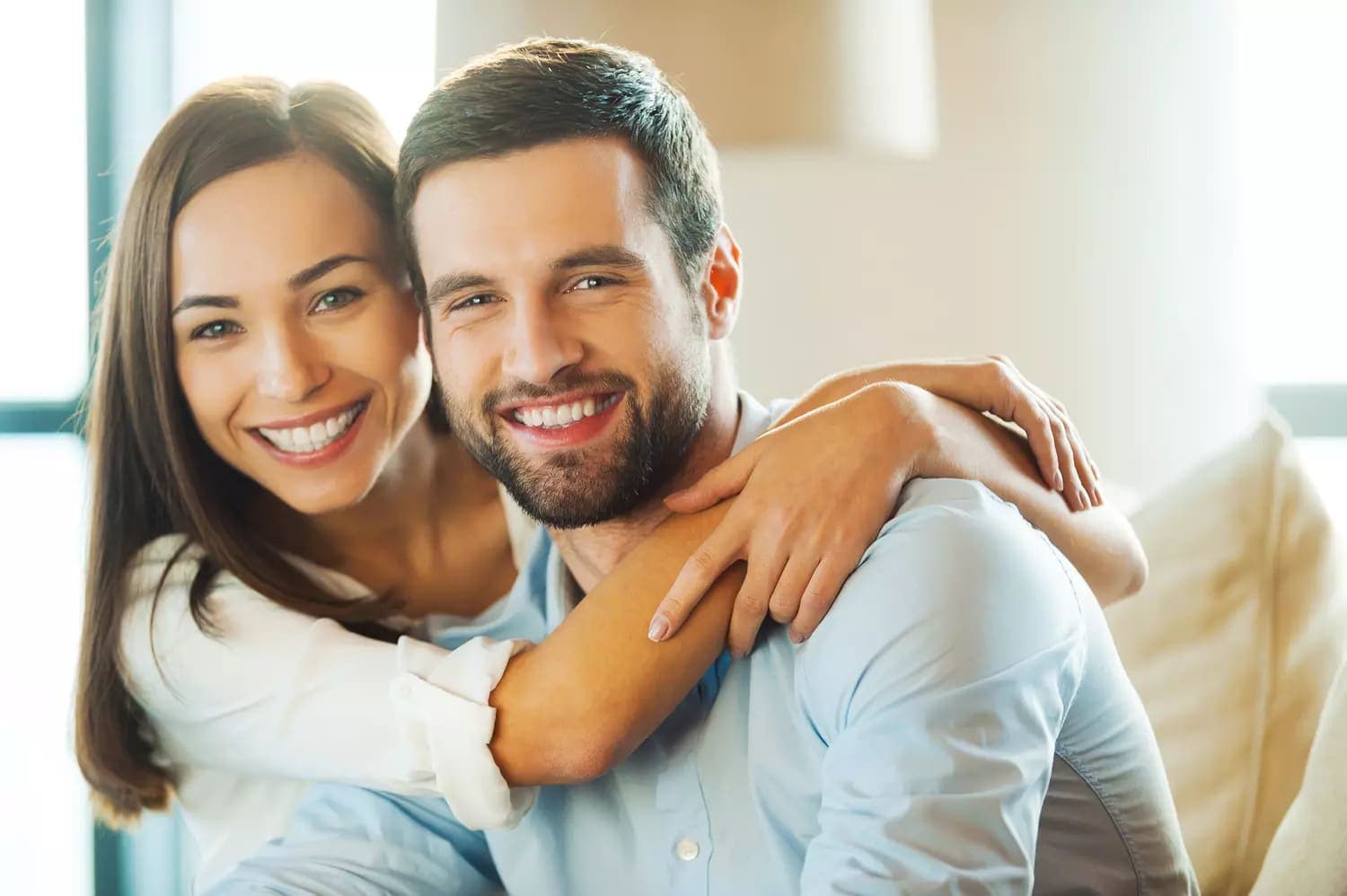 Un couple partage un moment de complicité